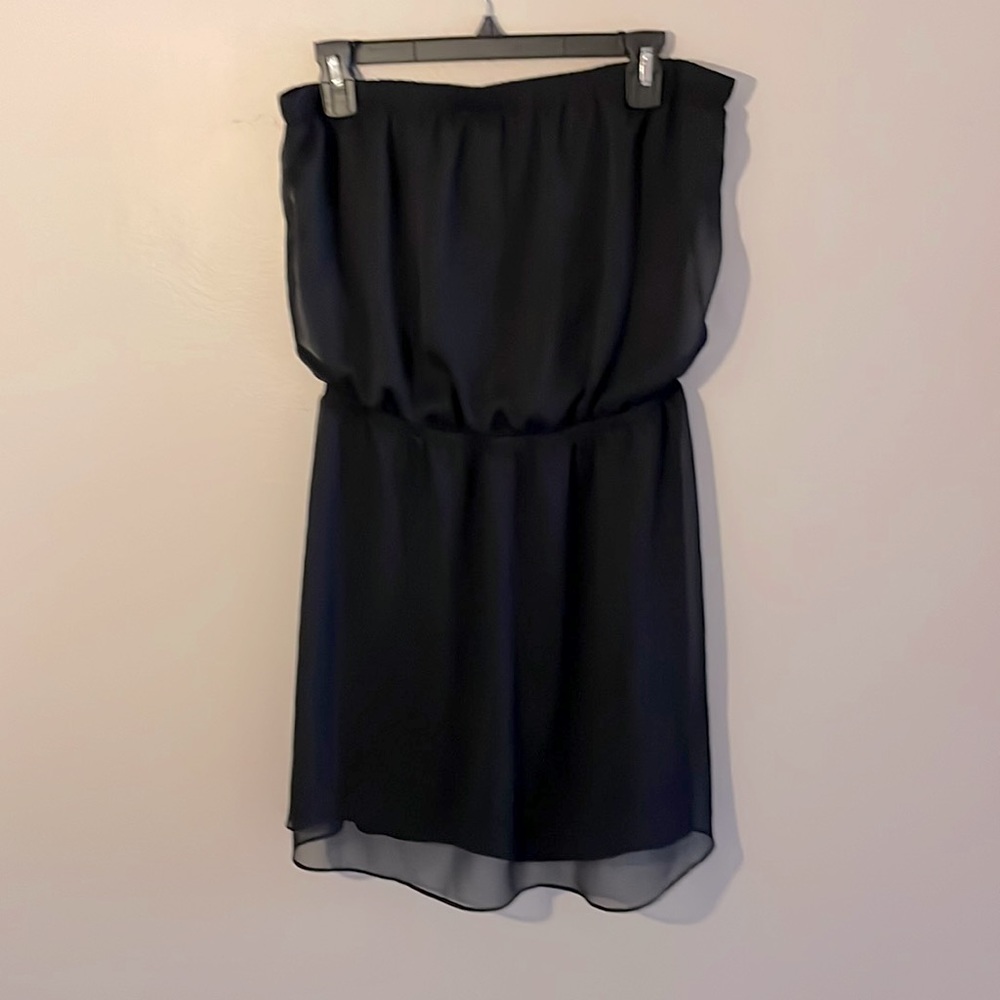 Strapless flowy shear outer layer with a soft lining under